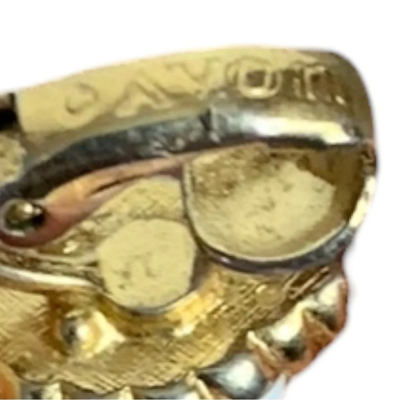 Shell Shaped Clip On Earrings Gold Tone White Avon VTG Costal Beach Dainty - Picture 4 of 6